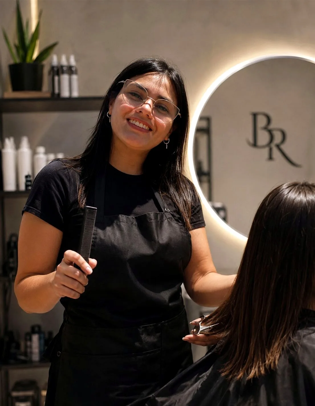 Betiana Rodríguez, con peine y tijera, atendiendo en su salón
