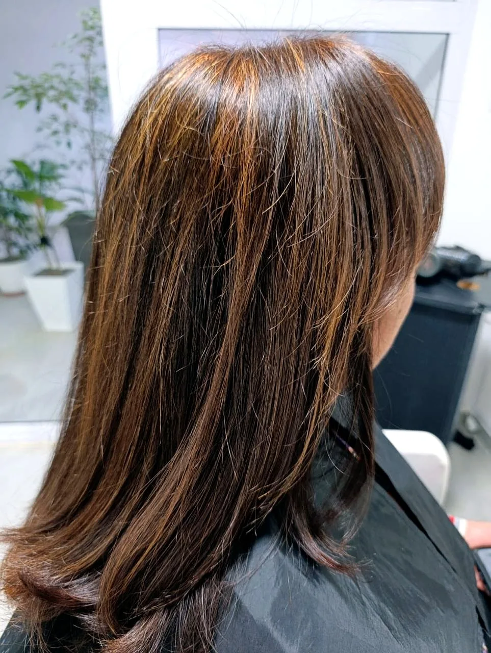 Coloración con mechas caramelo sobre base castaña
