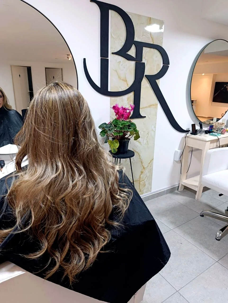 Balayage ondulado con reflejos dorados