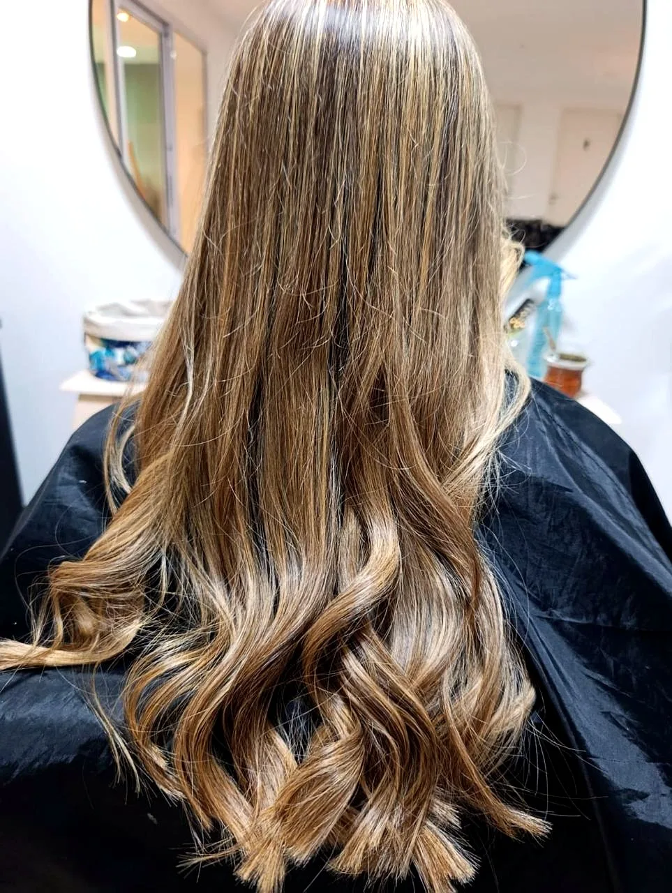 Melena larga con balayage y ondas marcadas