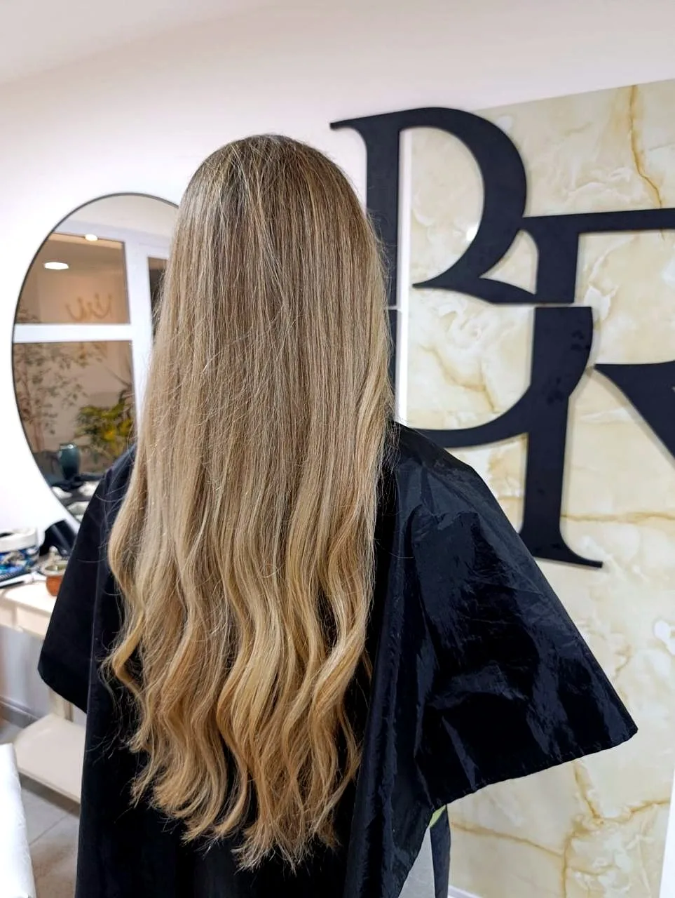 Balayage rubio con ondas largas en el salón BR